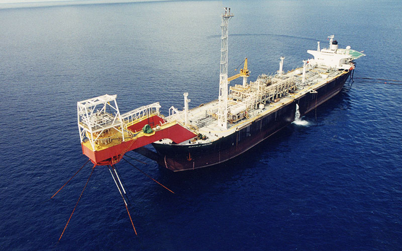 Um navio FPSO produtor de petróleo e gás