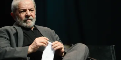 Lula diz que “Brasil é governado por malucos” em 1ª entrevista na prisão