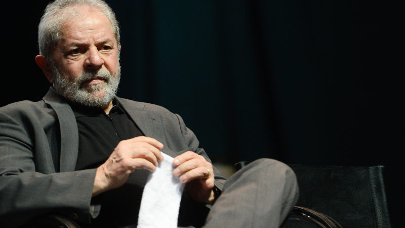 Lula diz que “Brasil é governado por malucos” em 1ª entrevista na prisão