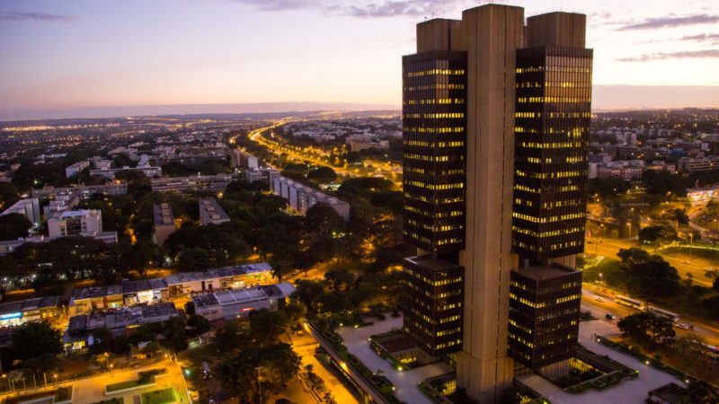 Banco Central quer autorizar contas em dólares no Brasil