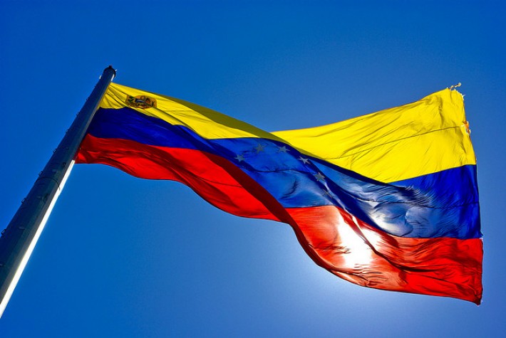 Chefe do Legislativo se declara presidente interino da Venezuela