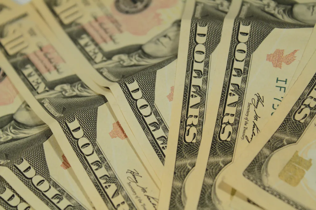 Dólar fecha em queda 1,21% com reforma da Previdência no Senado