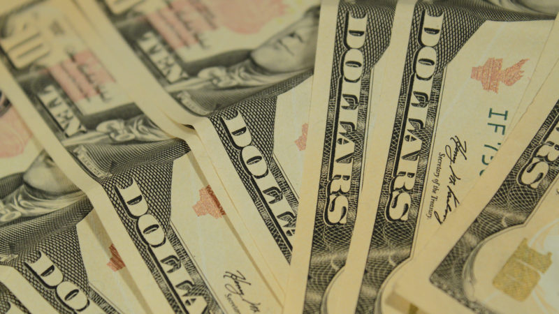 Dólar inicia a semana em alta e mercado espera novidades da reforma
