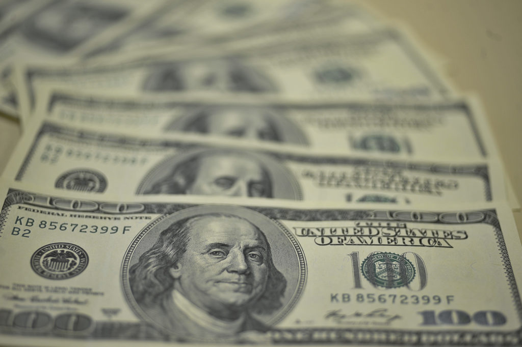 Dólar abre em alta de 0,5%; indicadores econômicos no radar