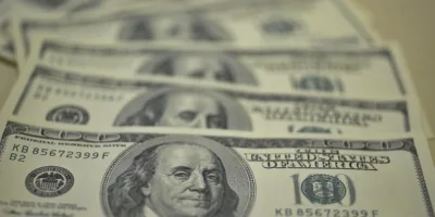 Dólar cai levemente com mercado digerindo tramitação da Previdência