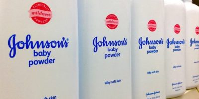 Ações da Johnson & Johnson caem 11% após relatório sobre amianto em talco