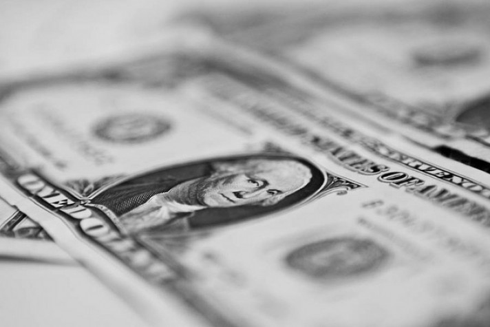 Dólar inicia sessão em queda após maior cotação do ano