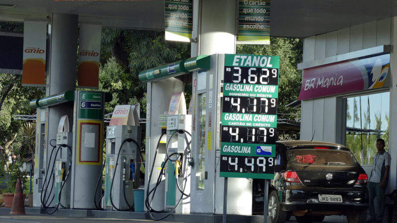 Preço da gasolina cai em média 4,1% nos postos em dezembro