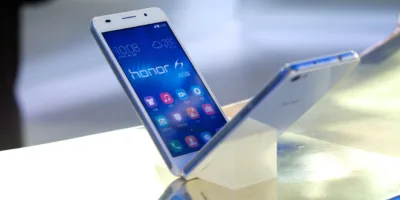 Huawei: Facebook suspende instalação prévia de aplicativos em celulares da marca