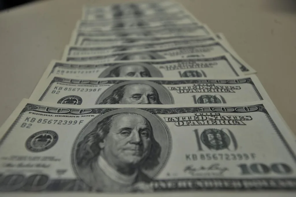 Dólar fecha em queda de 1,691 % na maior queda desde o início de 2019