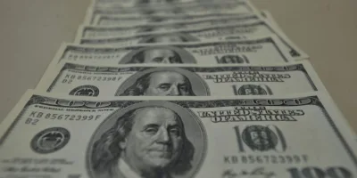 Dólar cai com pretensão de adiantar votação do parecer da Previdência