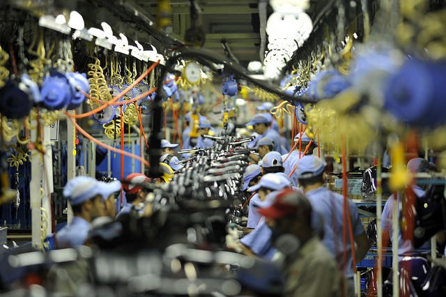 Produção industrial aumenta ao redor do mundo, mas demanda continua fraca