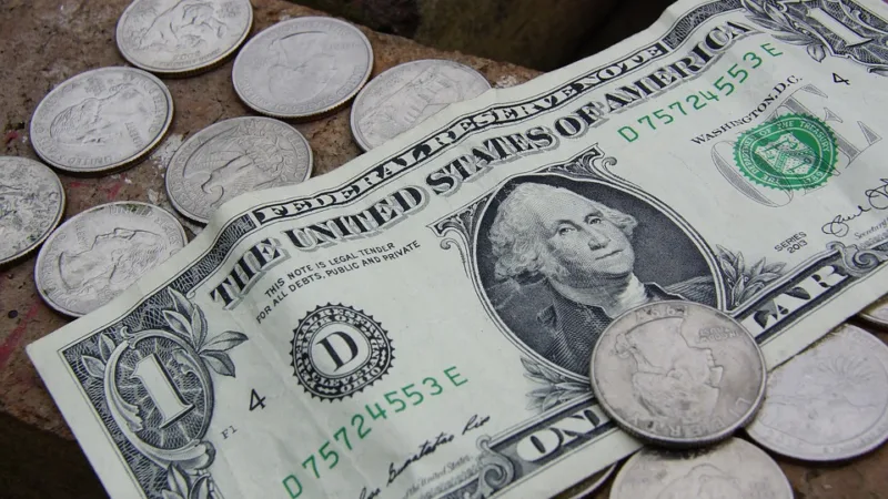 Dólar cai e mercado aguarda votação da Previdência no plenário