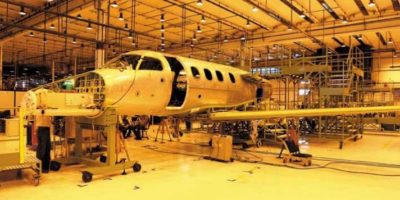 Embraer (EMBR3) negocia PDV para funcionários em férias coletivas