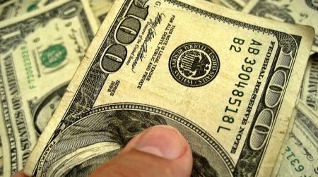 Dólar tem primeira alta na semana e fica cotado a R$ 3,7246