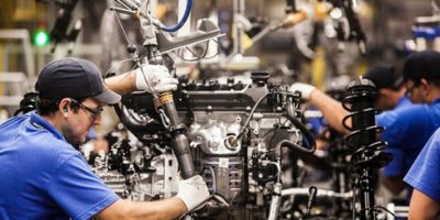 Produção industrial avança 0,5% em fevereiro, aponta IBGE