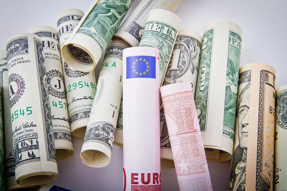Por volta das 9h20, o dólar operava em leve queda de 0,65%, sendo negociado a R$ 5,2392.