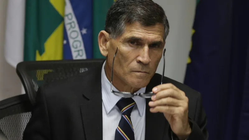 Santos Cruz demite 18 servidores, mas nega ‘despetização’ do ministério