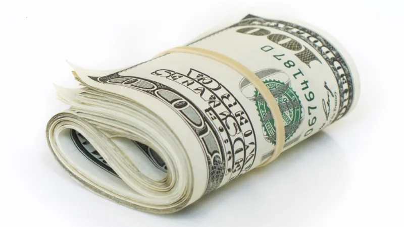 Dólar inicia fevereiro com leve alta; mercado de olho no Congresso