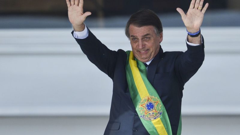 Bolsonaro assina decreto que define salário mínimo de R$ 998 em 2019