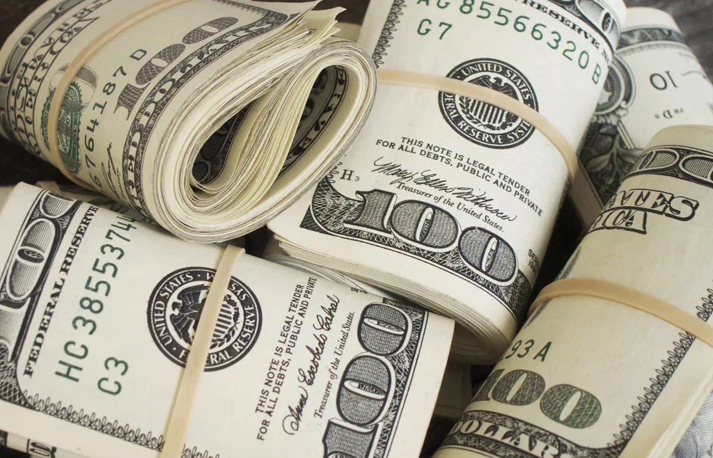 O dólar hoje ampliou os ganhos após avançar 0,43% no dia anterior