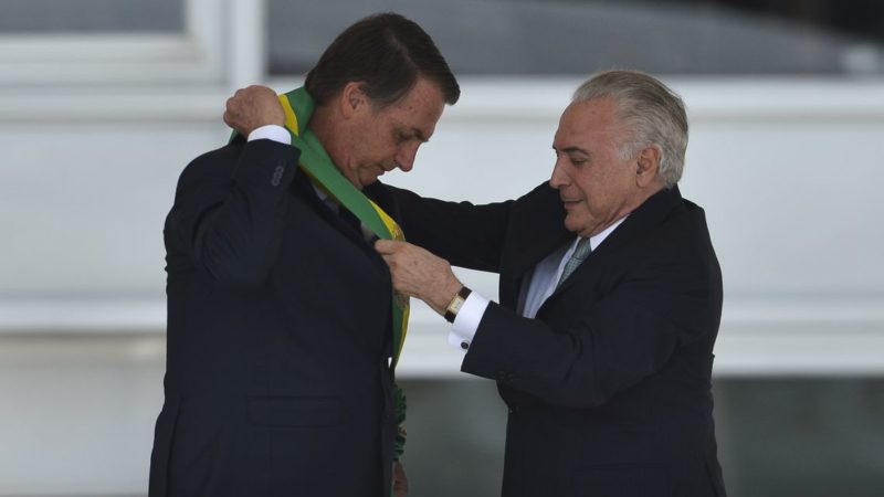 Em cerimônia de posse, Bolsonaro promete luta ao socialismo