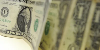 Dólar inicia o dia com quase 2% de alta; Prisão de Temer gera reflexos