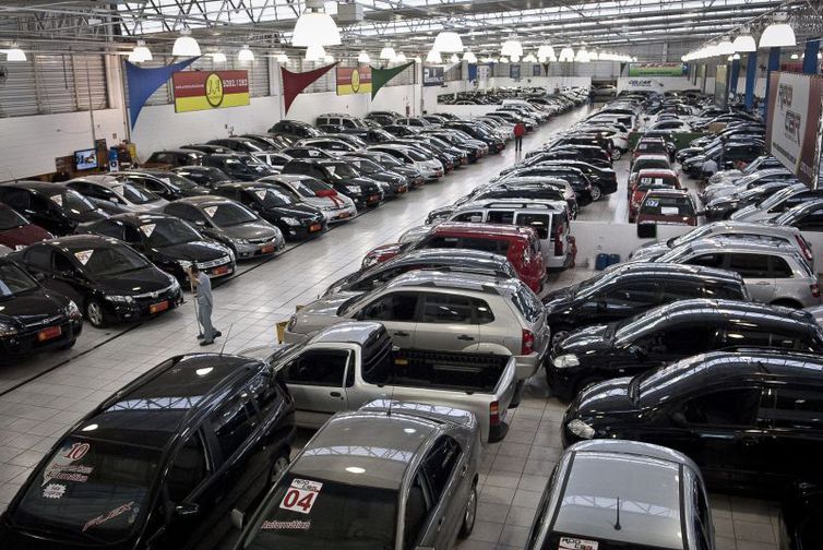 Venda de carros cresce 11% no 1º trimestre, diz Fenabrave