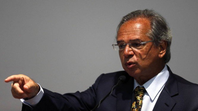 Paulo Guedes quer acabar com patrocínio da Caixa no futebol