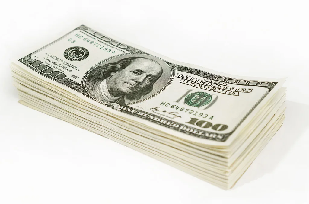 Dólar encerra em alta de 2,1%, cotado em R$ 5,3715