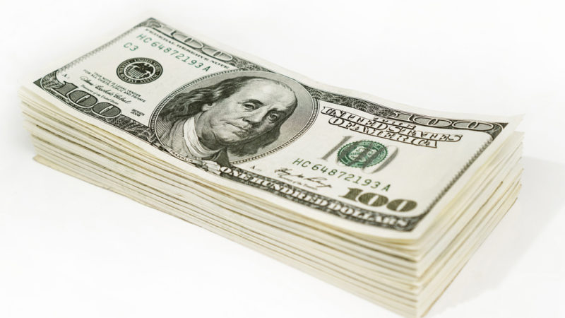 Dólar chega a bater R$ 4,12 mas fecha em leve alta