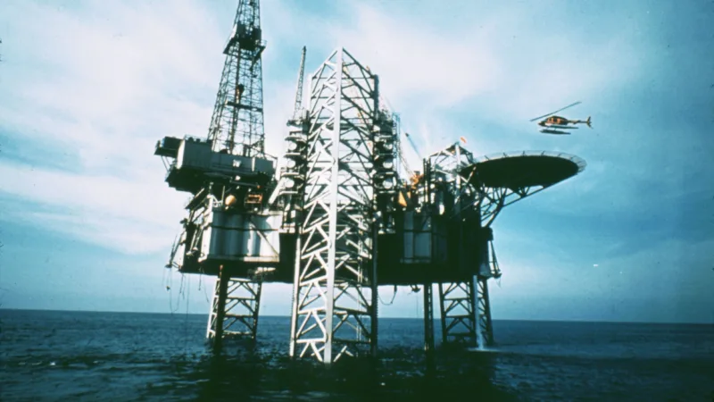 Petróleo encerra pregão em alta de 4% com possível corte na oferta