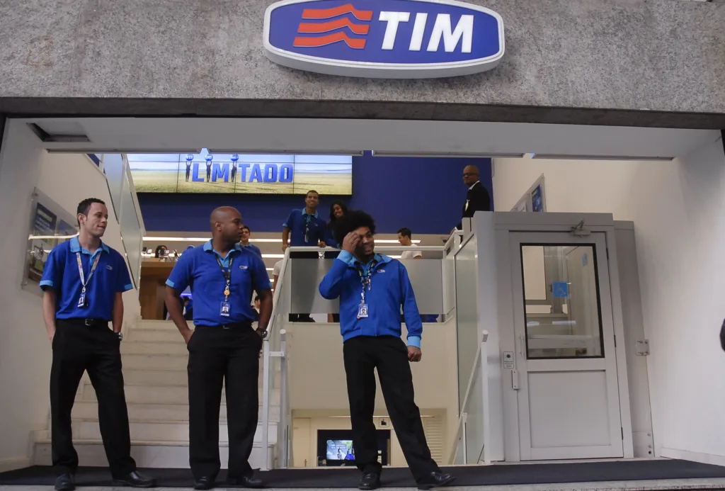 As ações da TIM serão negociadas sob novos tickers na B3 e na NYSE. Na B3, o código passa de TIMP3 para TIMS3.