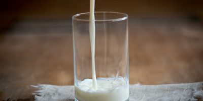 Governo anula taxa sobre leite europeu que beneficia produtores nacionais