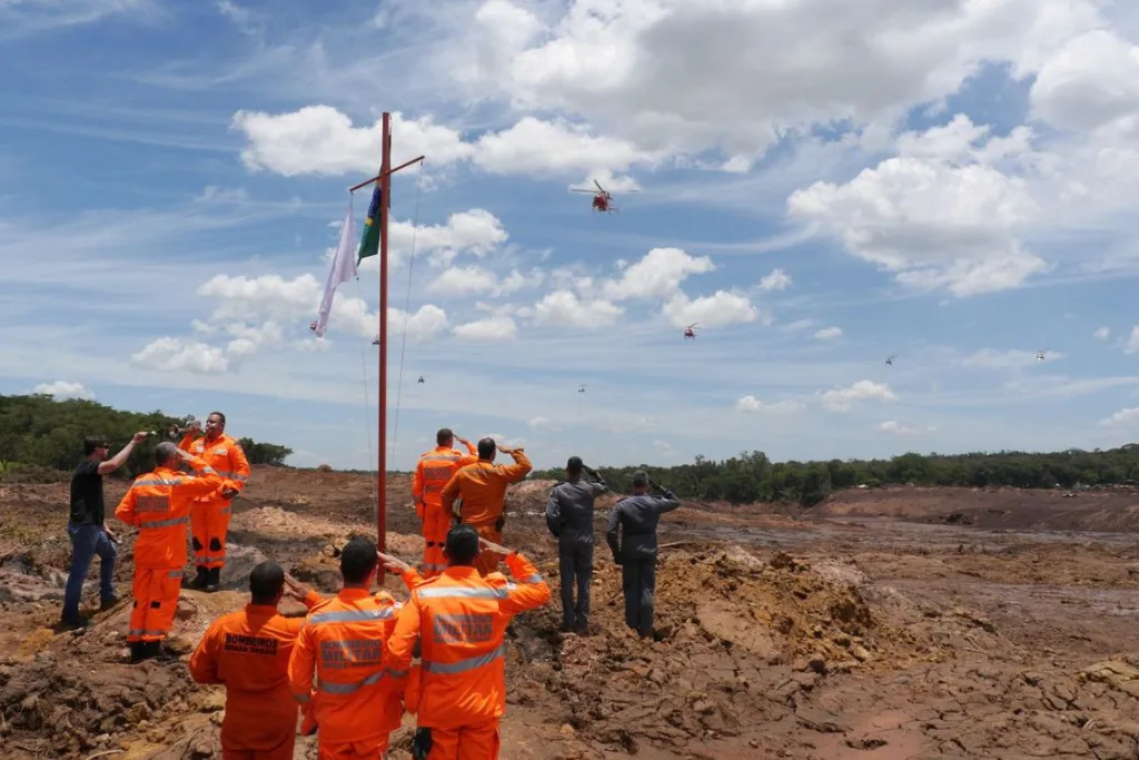 A Justiça aceitou nesta sexta-feira (14) a denúncia apresentada pelo Ministério Público de Minas Gerais contra 16 funcionários da Vale (VALE3) e da Tüv Süd, incluindo o ex-presidente da mineradora Fábio Schvartsman.