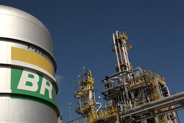 Petrobras (PETR4) mantém meta de endividamento, diz Castello Branco