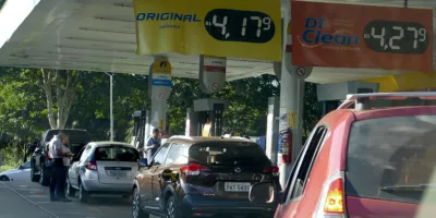 Gasolina aditivada passa de R$ 9 no RJ antes de reajuste da Petrobras (PETR4), diz agência