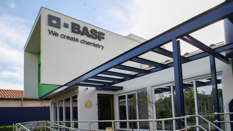 Basf tem lucro líquido de US$ 365 mi no 4º trimestre, queda de 77%