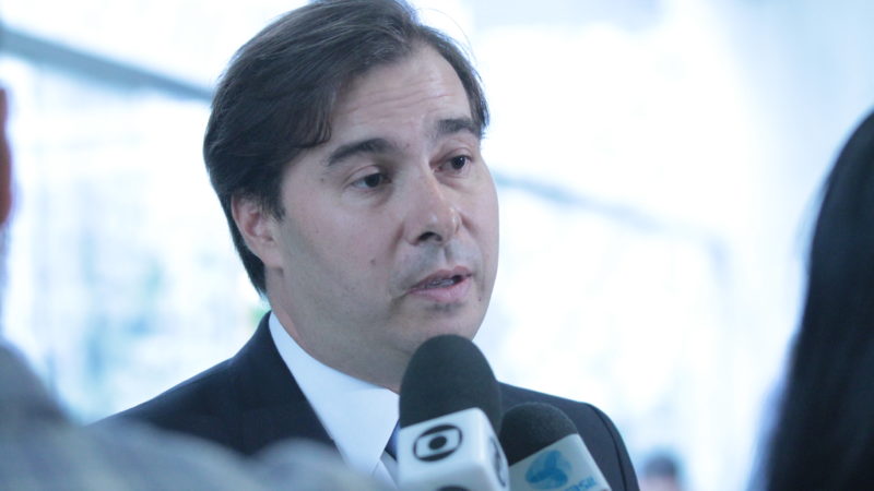 Após dois golpes, Ibovespa desaba ainda mais com declaração de Rodrigo Maia