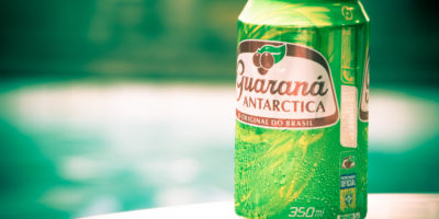 Campanha da Antártica troca lata de Guaraná por refrigerantes concorrentes