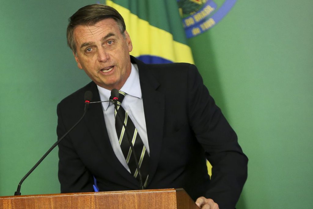 Bolsonaro assina MP para desobrigar a publicação de balanços em jornais