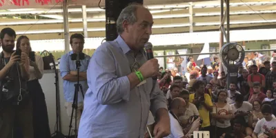 Ciro Gomes é hostilizado em ato da UNE