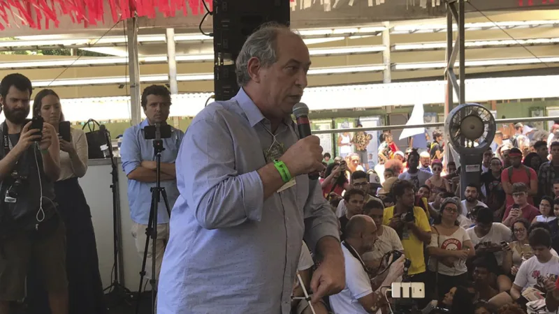 Ciro Gomes é hostilizado em ato da UNE