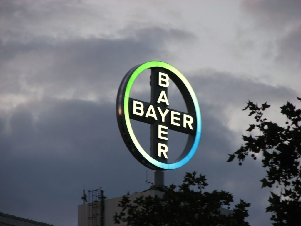O acordo da Bayer prevê o pagamento inicial de US$ 425 milhões e depois outros US$ 450 milhões (cerca de R$ 2,4 bilhões) em pagamentos parcelados.