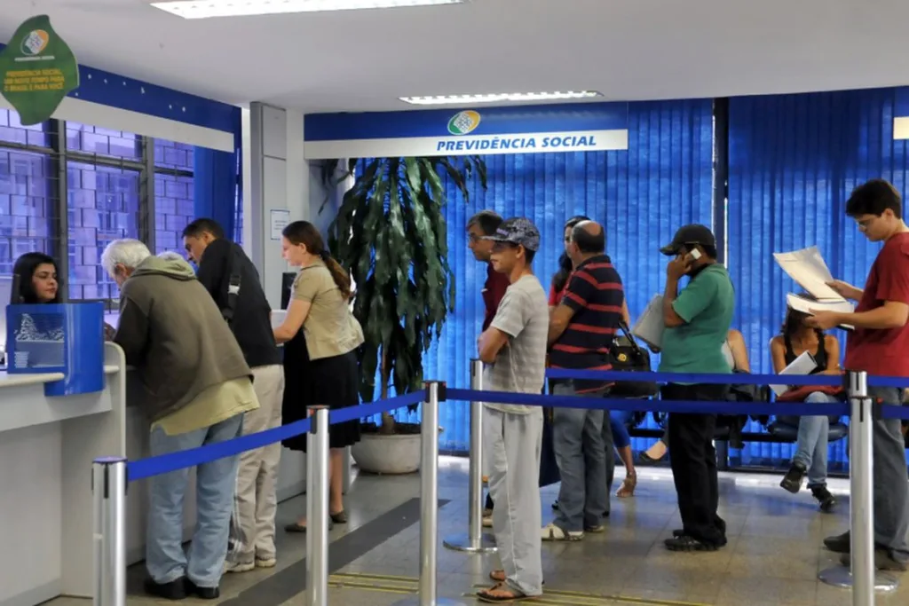 INSS faz força-tarefa para colocar em dia análise de benefícios