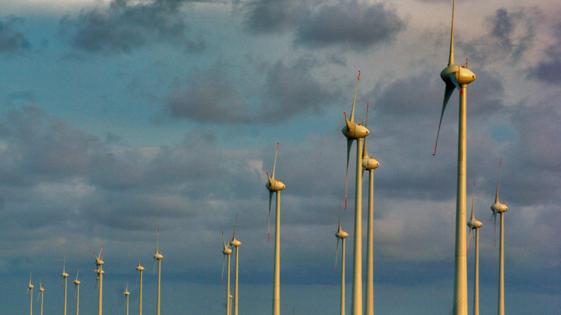 Brasil deve se tornar 8ª potência em energia eólica em 2026, diz estudo
