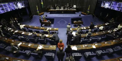 Com tumulto e sessão suspensa, Senado aprova voto aberto e nominal