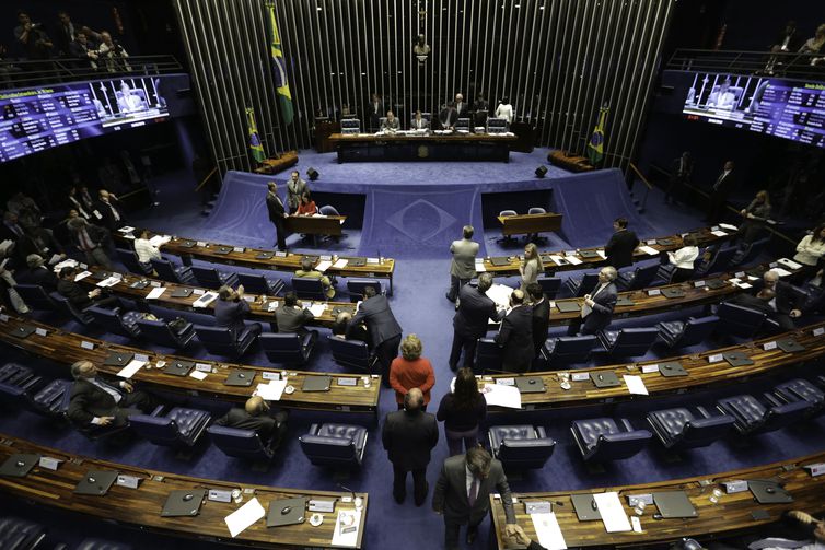 Com tumulto e sessão suspensa, Senado aprova voto aberto e nominal