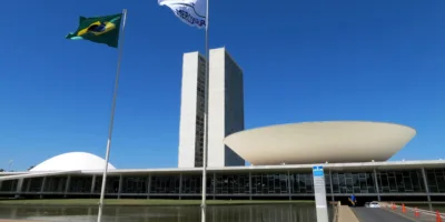 Câmara aprova PEC que reduz poder do governo sobre o Orçamento