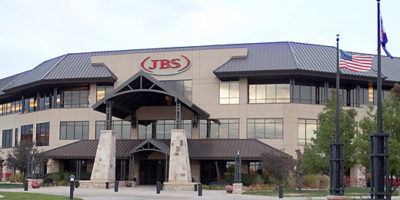 JBS (JBSS3) enfrenta surto de covid-19 em plantas no Brasil e nos EUA